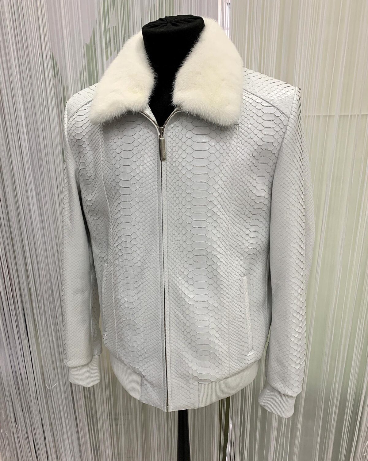 695e5a3559f447123fa57c7b.jpg Men's Genuine Python Skin Removable Mink Fur Collar White Exotic Leather Jacket